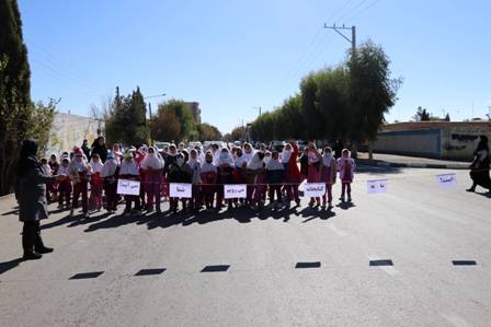 پیاده روی دانش آموزان به کتابخانه